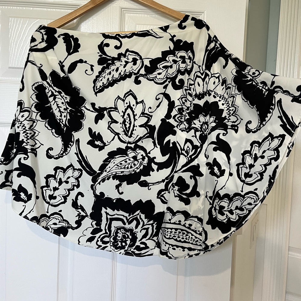 Lauren by Ralph Lauren One Shoulder Black & White Floral Blouse, Size 4. NWT